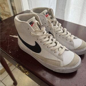 Nike Blazer Mid ‘77 Vintage
Kids size 6.5Y